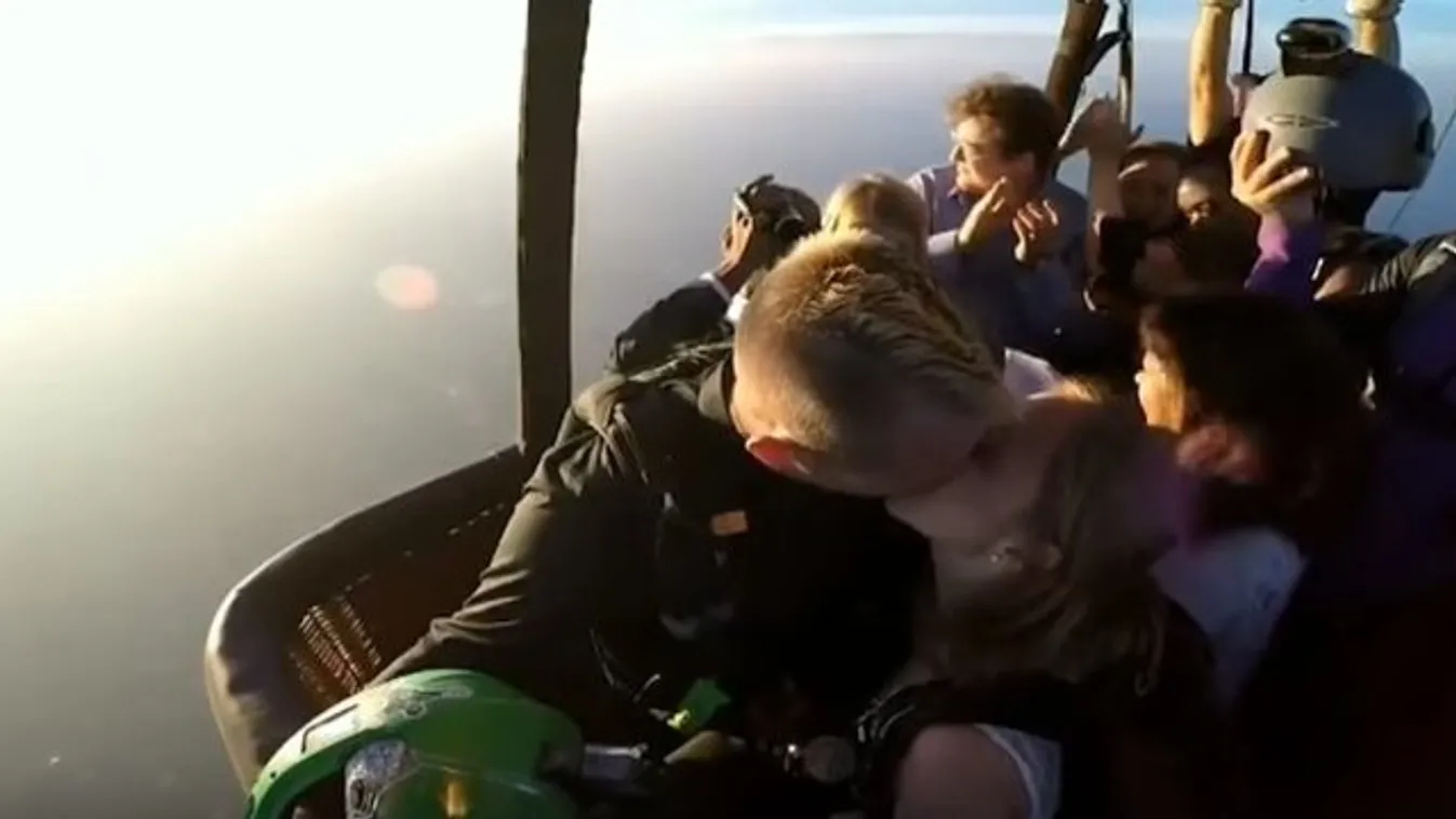 Extrém igen! Hőlégballonban esküdtek, ejtőernyővel ugrottak - videó