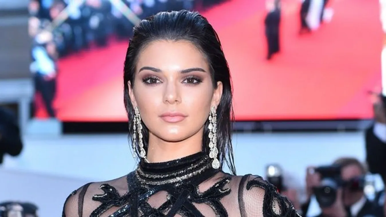 Kendall Jenner azonnal megmutatta a mellét, hogy betöltötte a 18-at - ma dollármilliókat keres