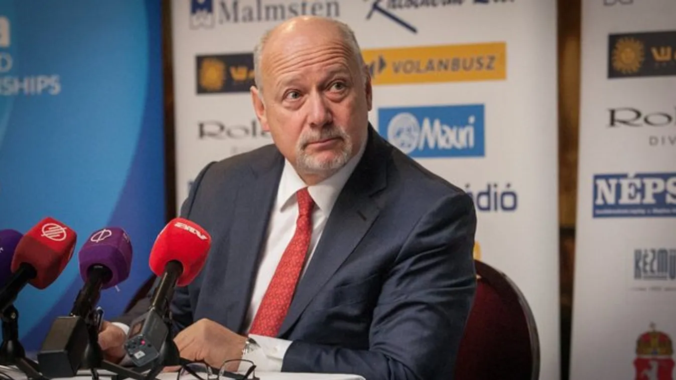 Az új úszóelnök behódol a lázadóknak