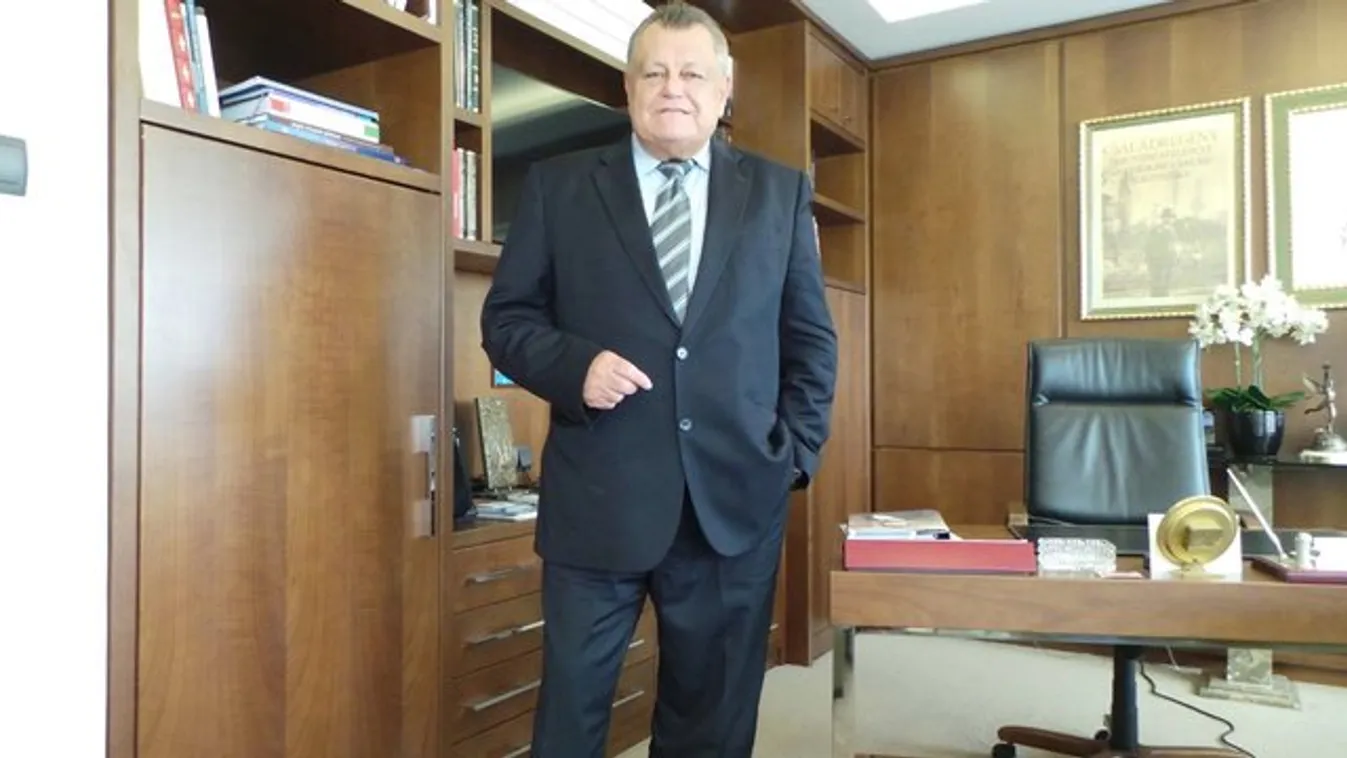 Ufót posztolt a magyar milliárdos - Videóval!