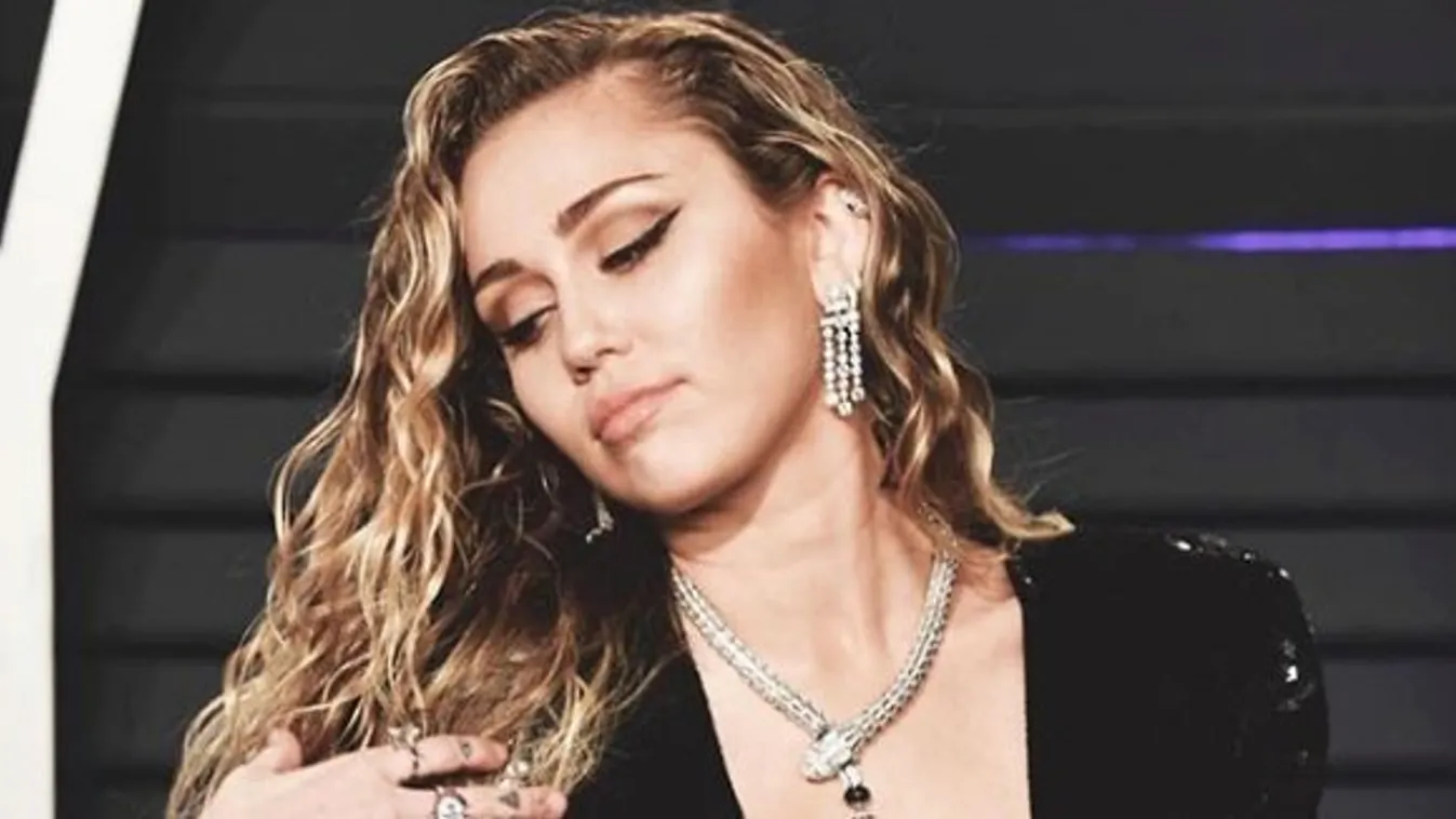 Miley Cyrus melltartó nélkül koncertezett, és ez most nagy dolog