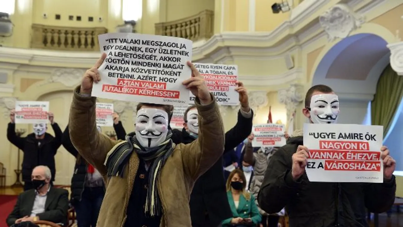 Botrány a Városházán! Anonymus maszkban tüntettek Karácsonyék ellen