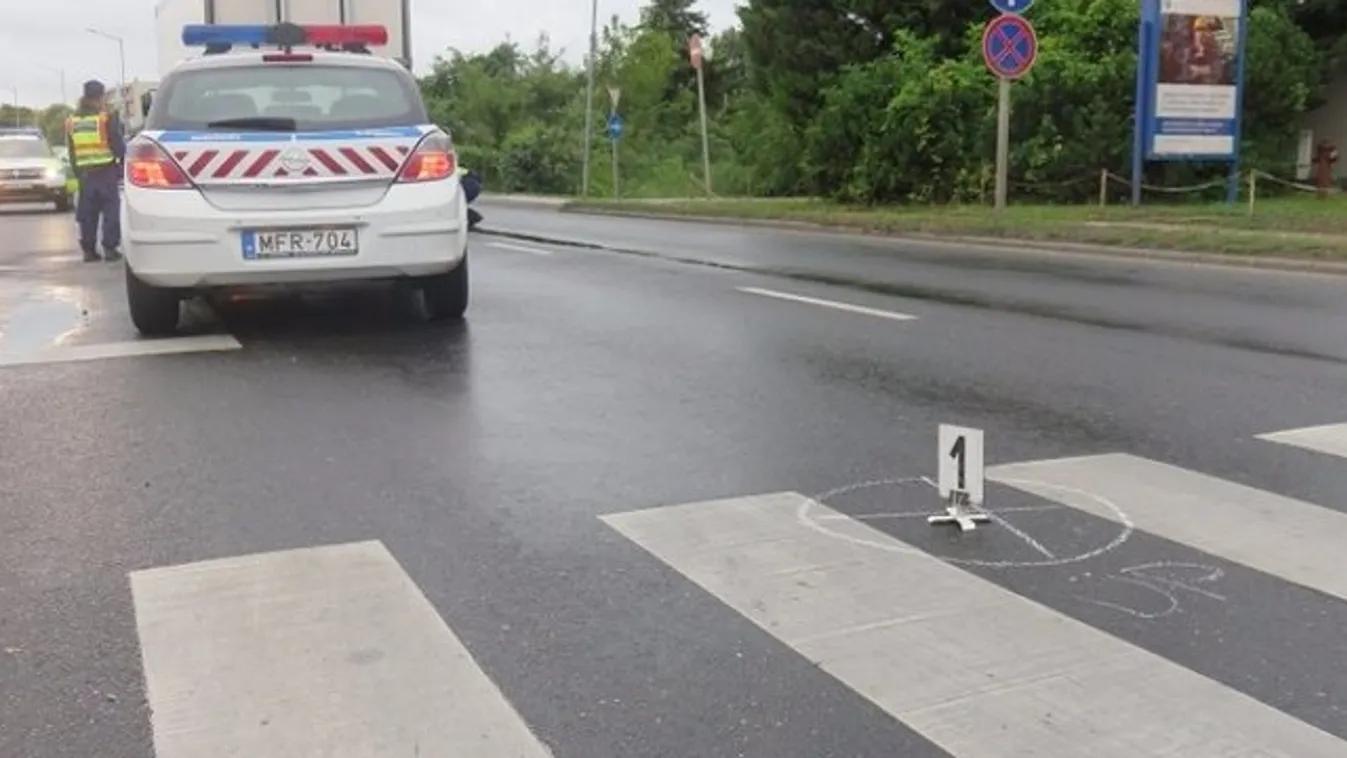 A zebrán gázolt halálra egy nőt egy kamion Tatán - fotó