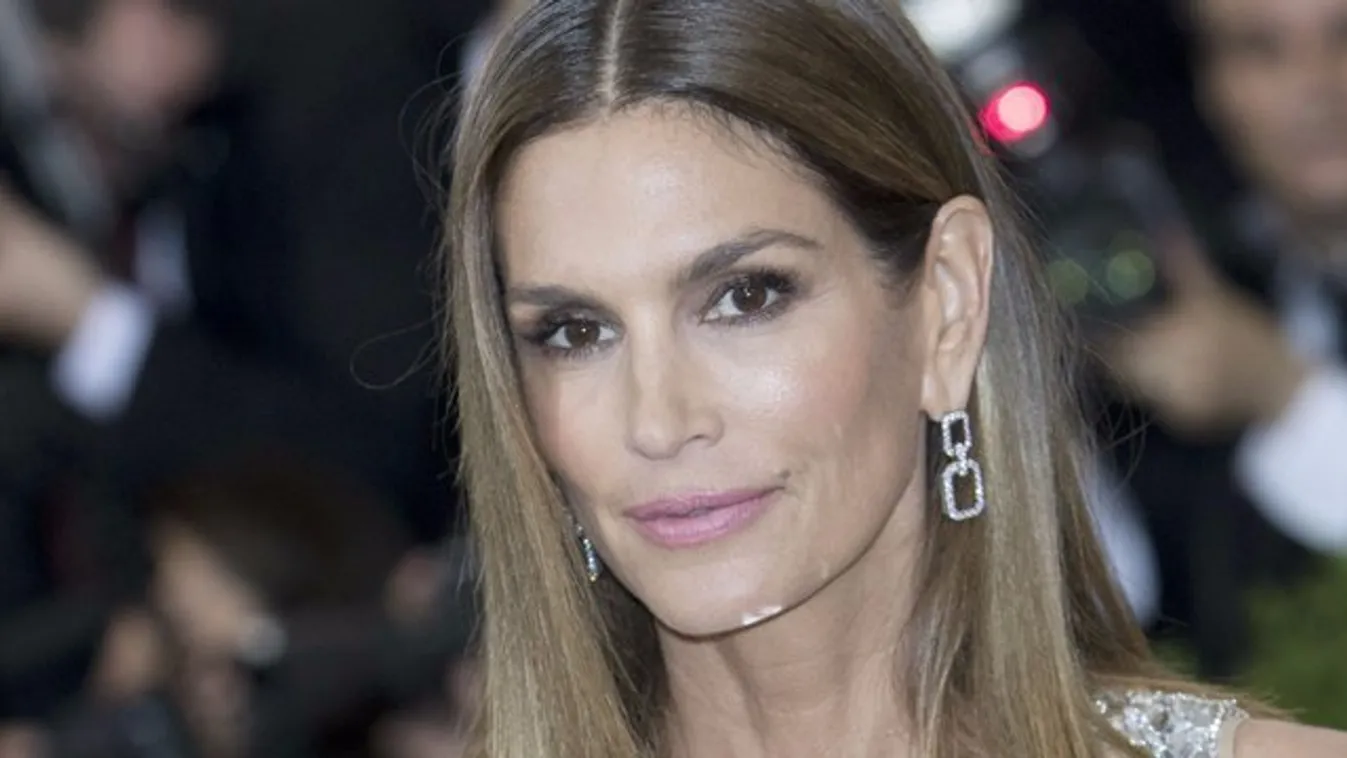 Piros latexben szexizik Cindy Crawford - videó