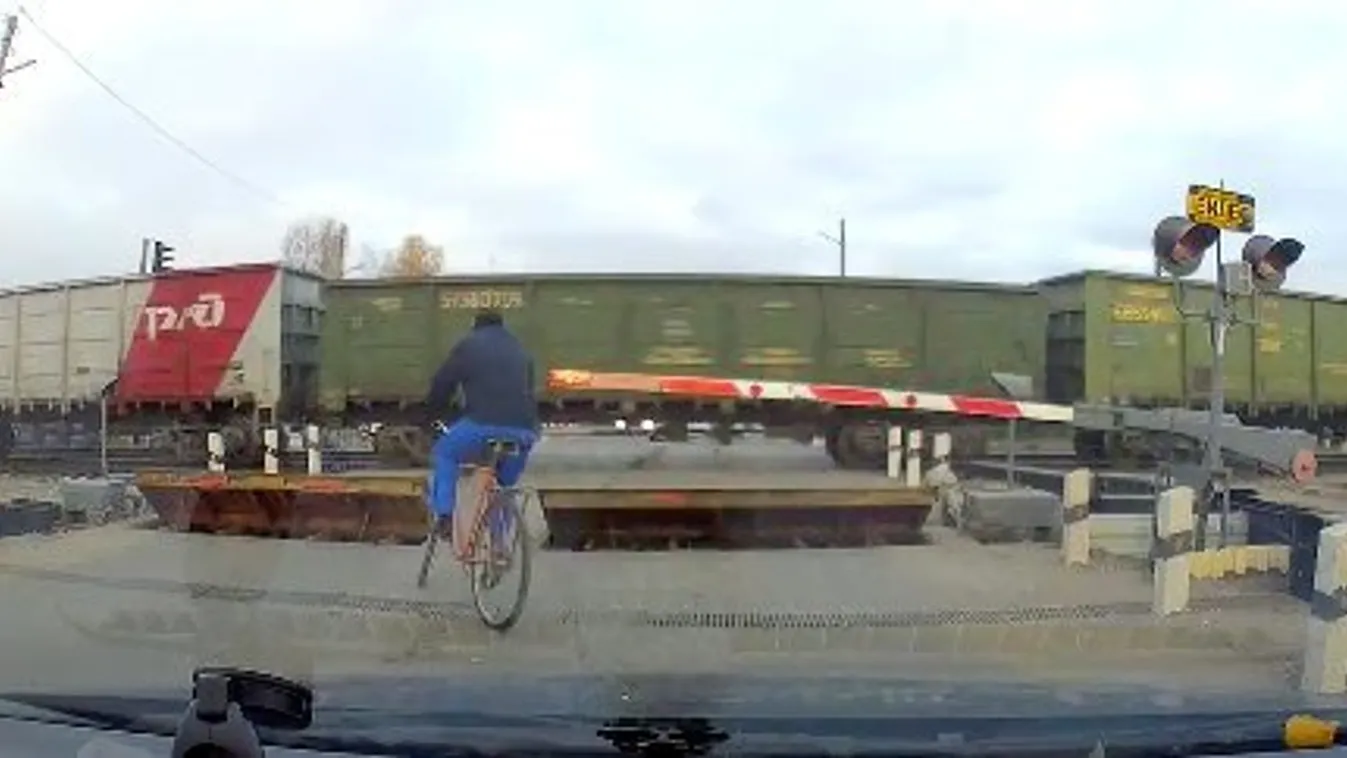 Egy orosz bicajos keményebb a vonatnál is – videó