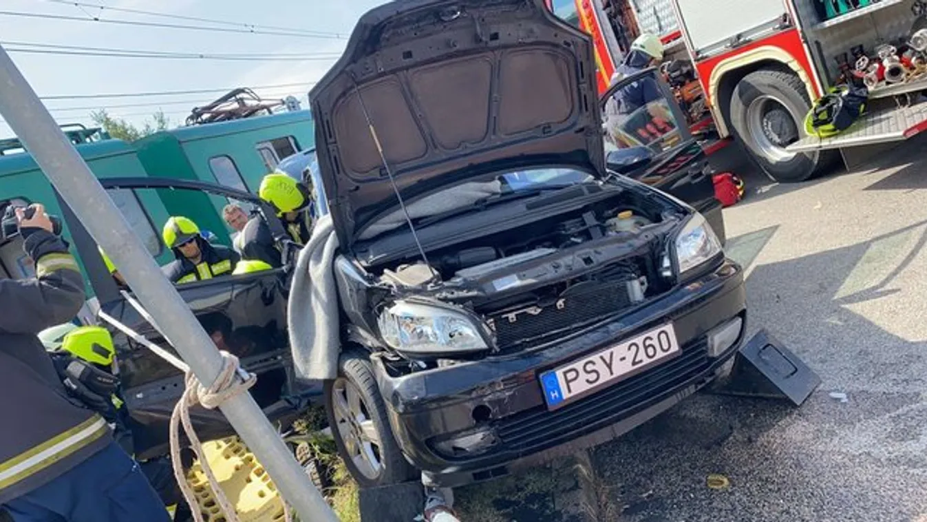 Brutális baleset: HÉV-nek csapódott egy autó - fotók