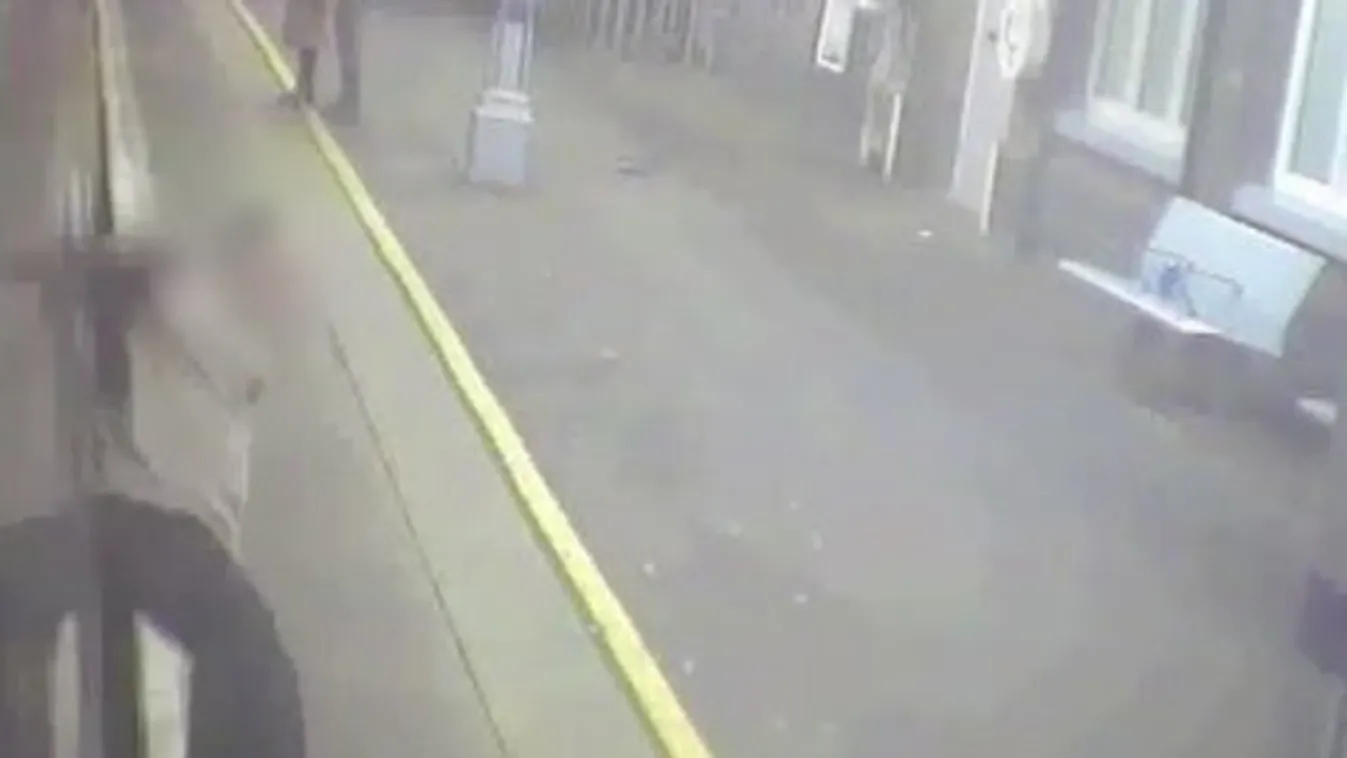 Abban a pillanatban, hogy leszállt a vonatról, a sínek közé zuhant – videó