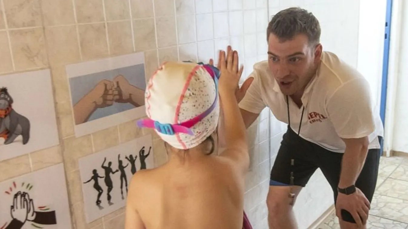 Imádják a gyerekek az ökölpacsizó Norbi bát - videó