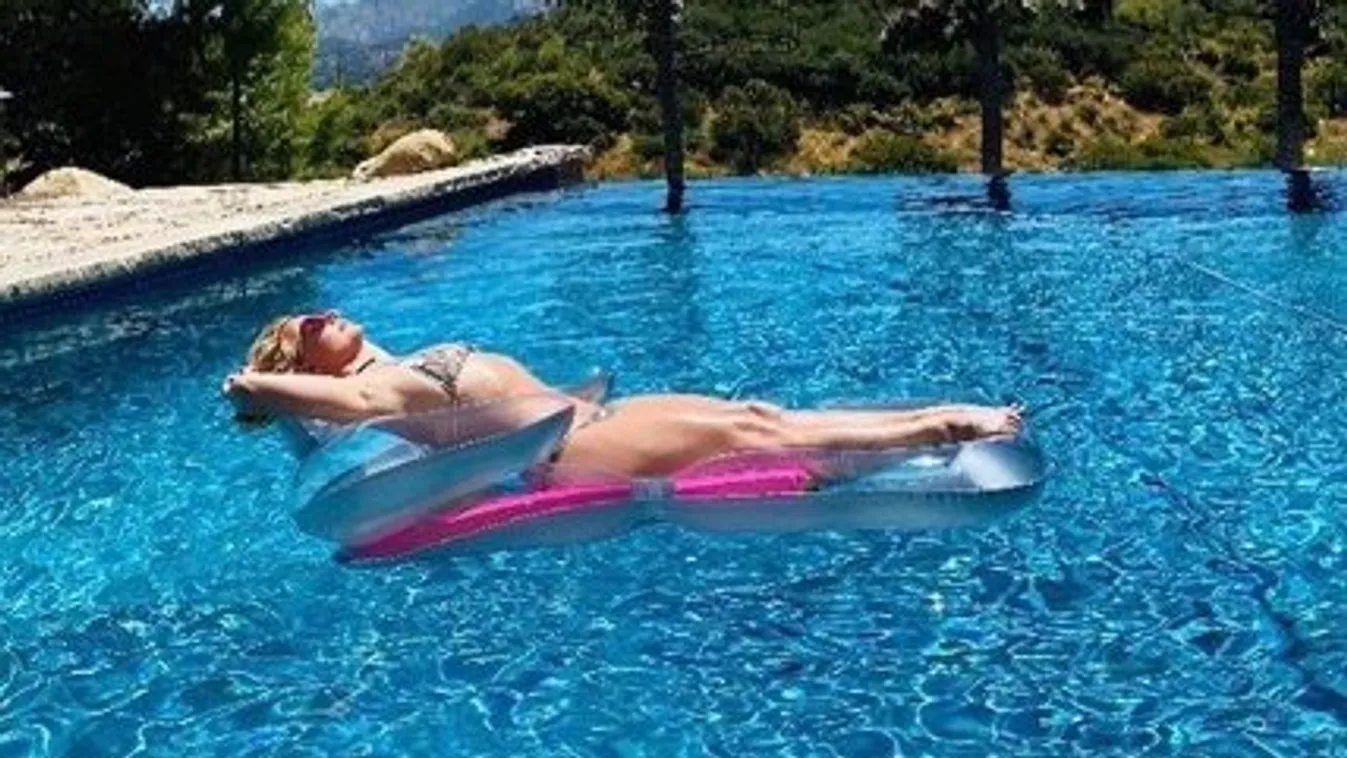 Ledobta a textilt: apró bikiniben napozott Britney Spears – fotó