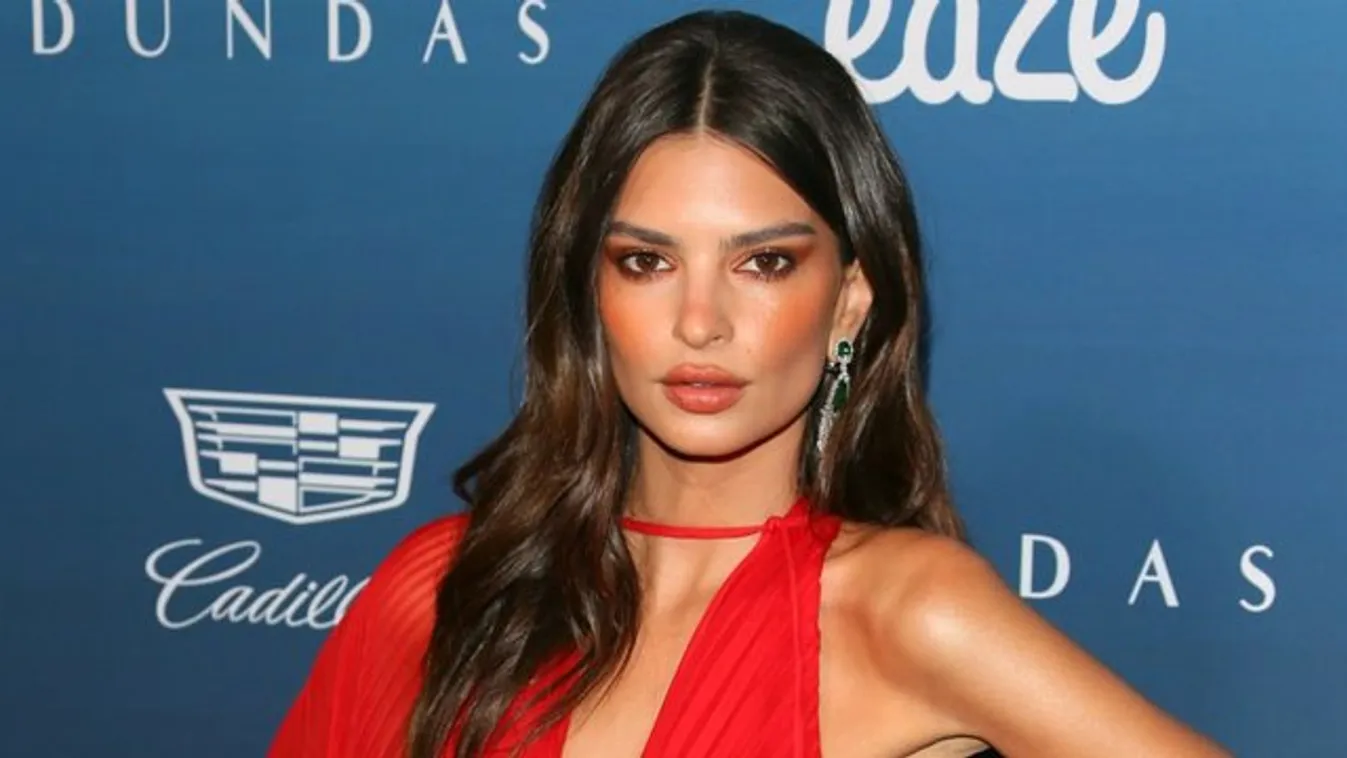 Brutál popsit villantott a szupermodell - ismét vetkőzött Emily Ratajkowski