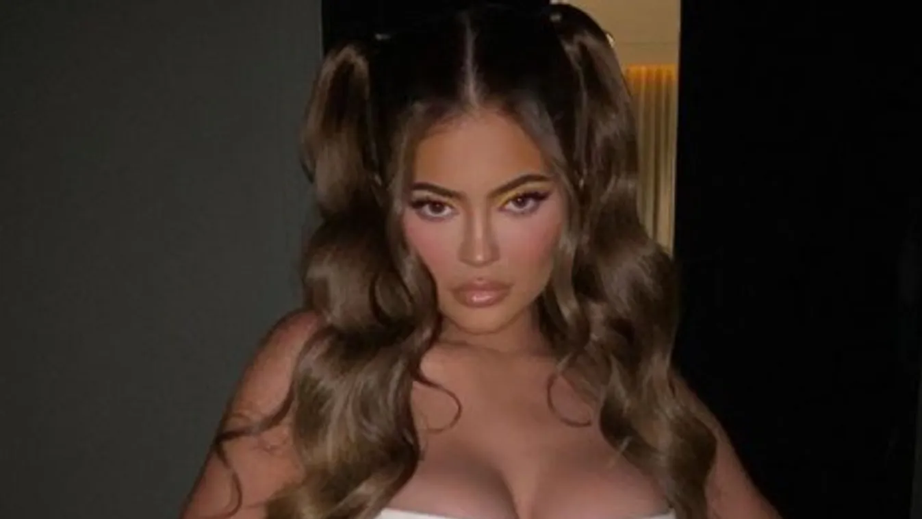 Kipakolta duzzadó melleit Kylie Jenner – fotó