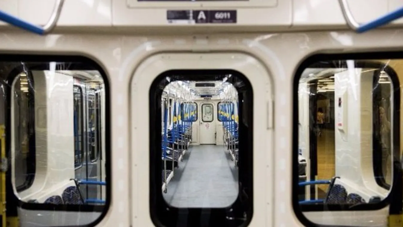 Nem zárult be a felújított 3-as metró egyik ajtaja