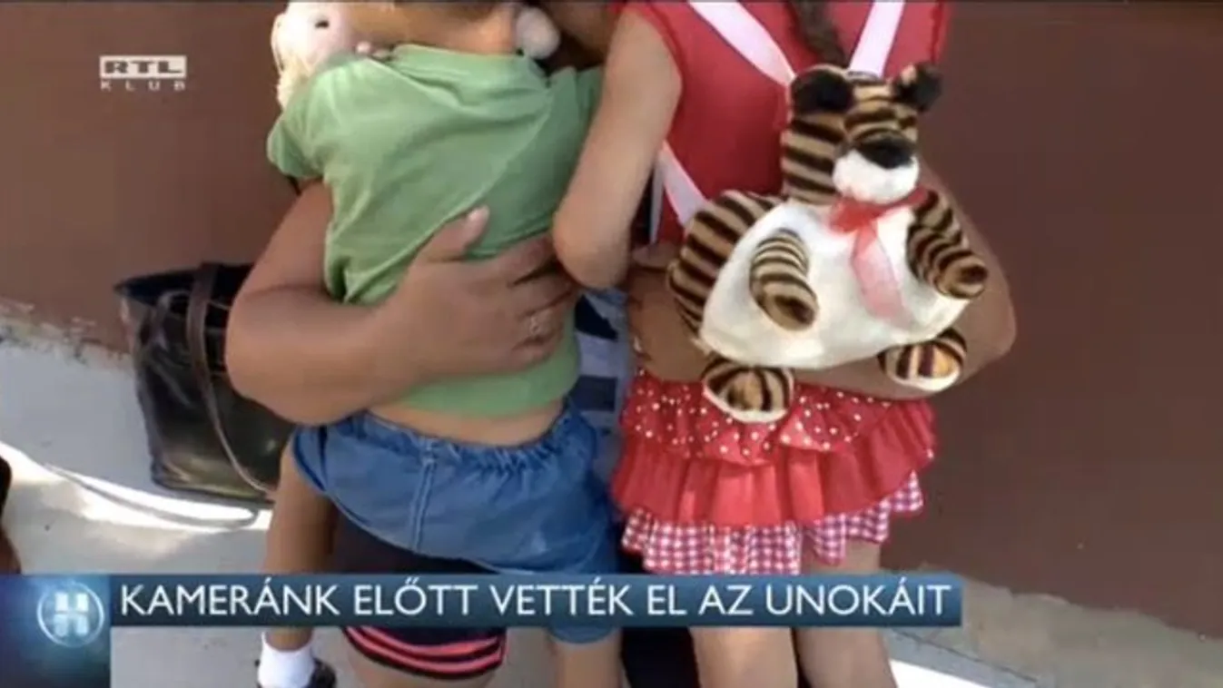 Megrázó videó! - Kamerák előtt vették el a gyerekeket a nagymamától