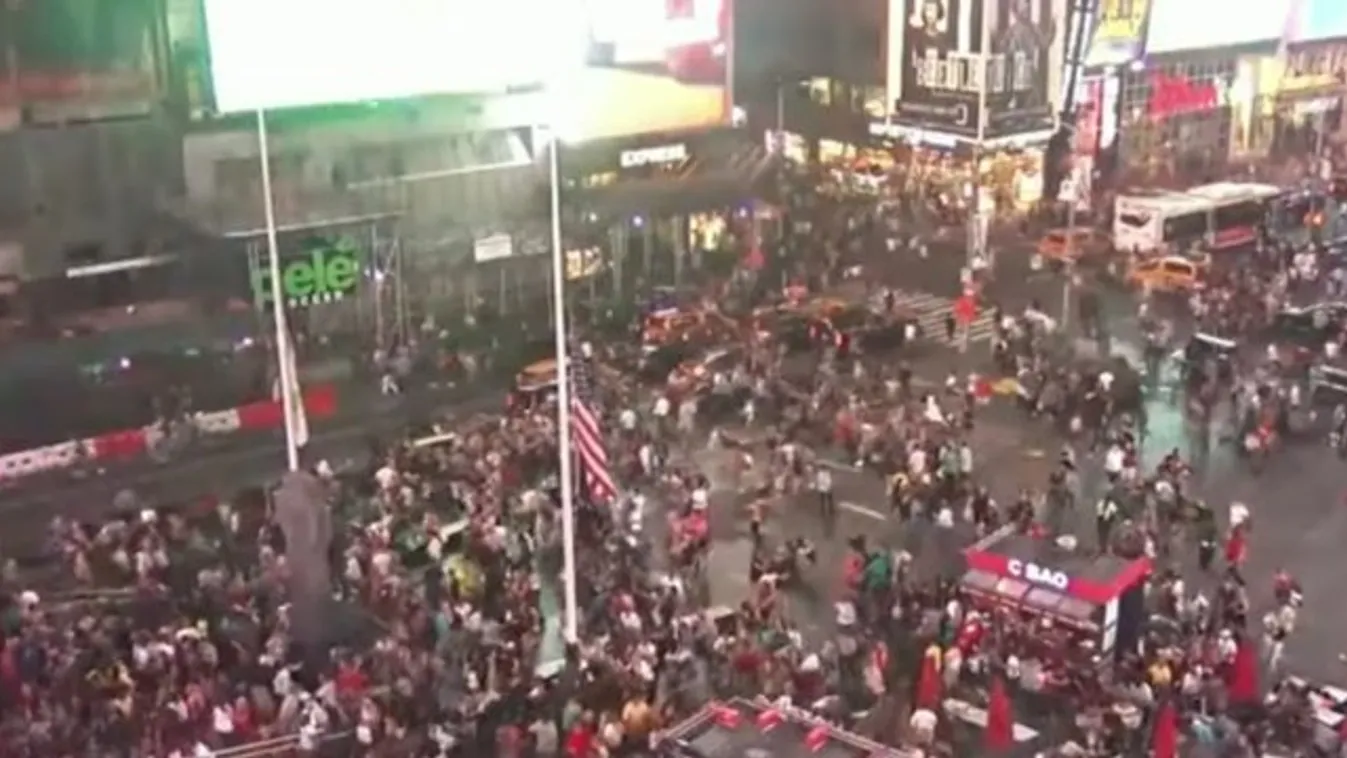 Pánik tört ki a Time Square-en, fejvesztve menekültek az emberek a térről - videóval