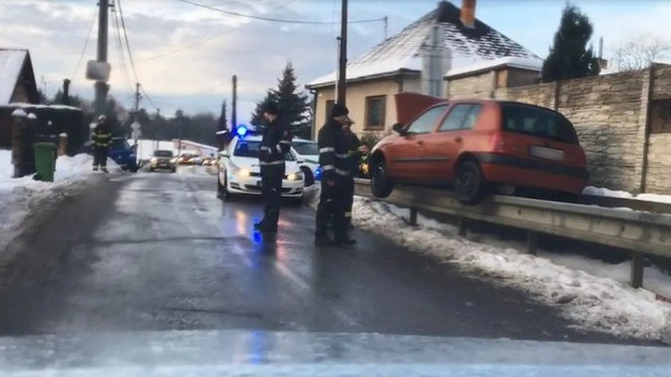 Ezt, hogy csinálta? Szalagkorlátra parkolt egy Renault Szlovákiában