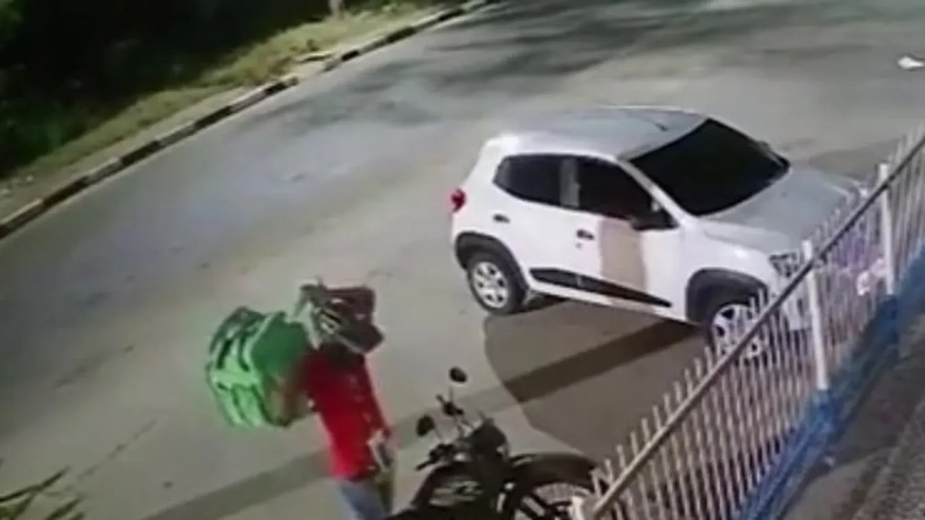 Ha egy pillanattal később néz fel, darabokra szakad a motoros futár teste – videó