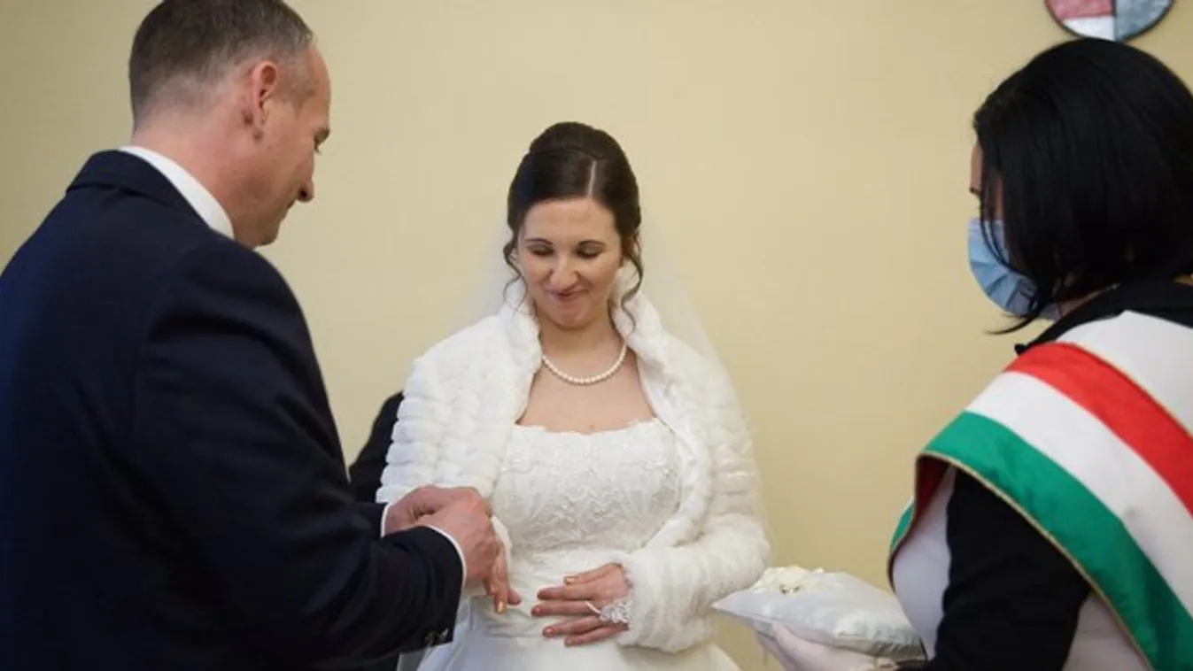 Zsuzsa és Zoltán az utolsó pár, akiket összeadtak Hatvanban – veszélyhelyzetben mondták ki a boldogító igent
