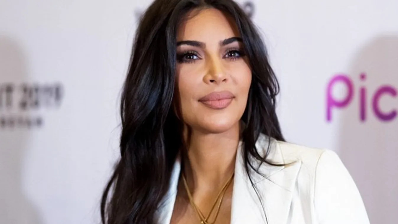 Édesanyja magassarkújában cukiskodik Kim Kardashian lánya – videó