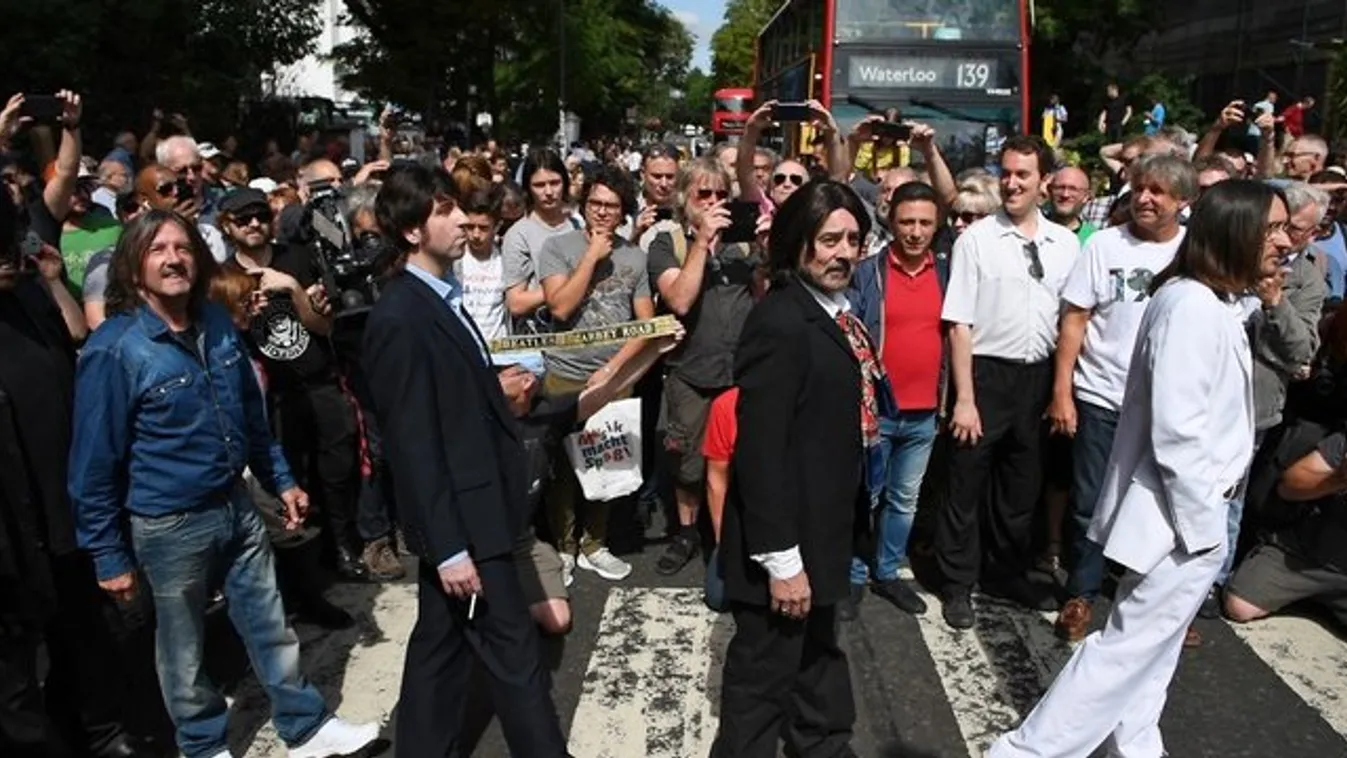 Több 100 rajongó ünnepelte az 50 éve készült legendás Beatles fotót