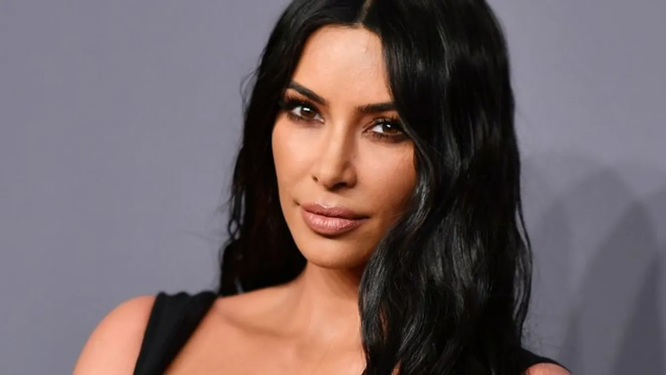 Mi történt itt? Kim Kardashian teljesen bevörösödött - fotó