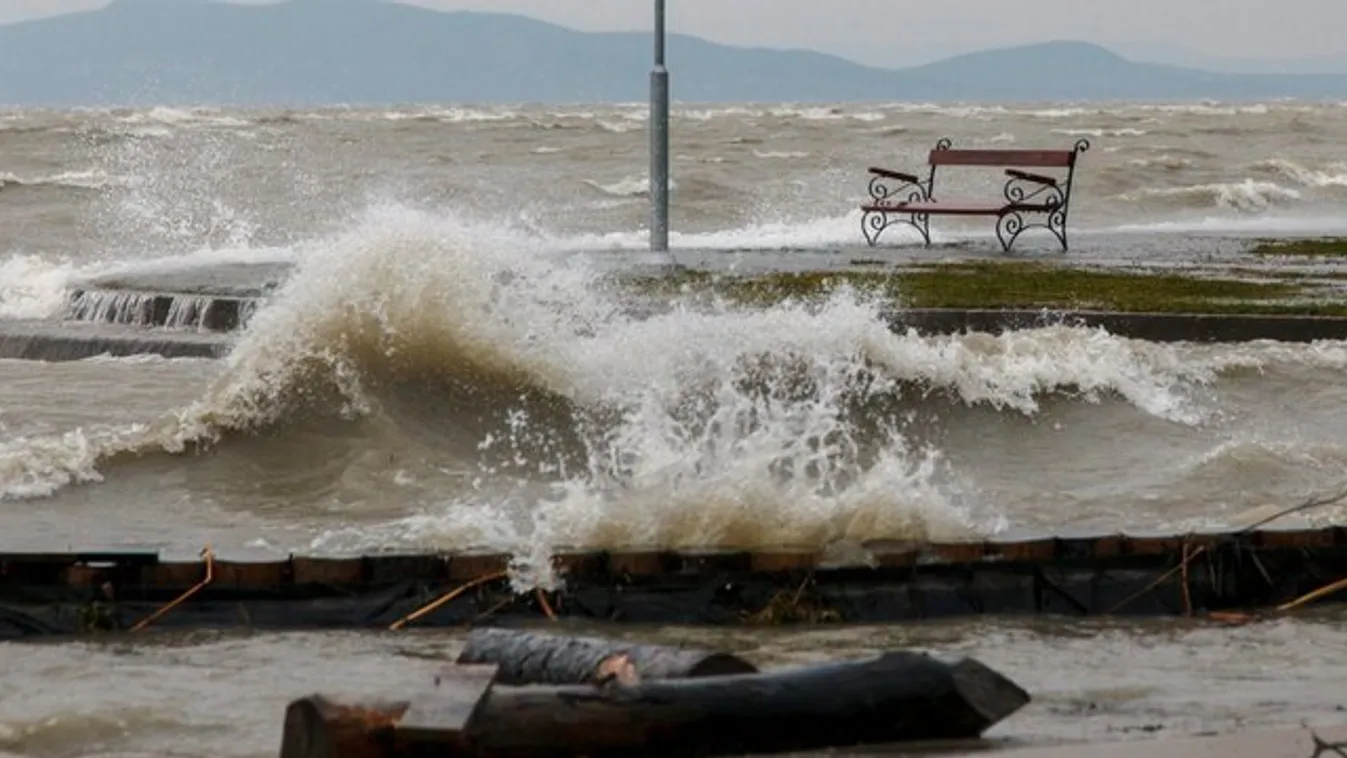 Kenese felé billen majd a Balaton