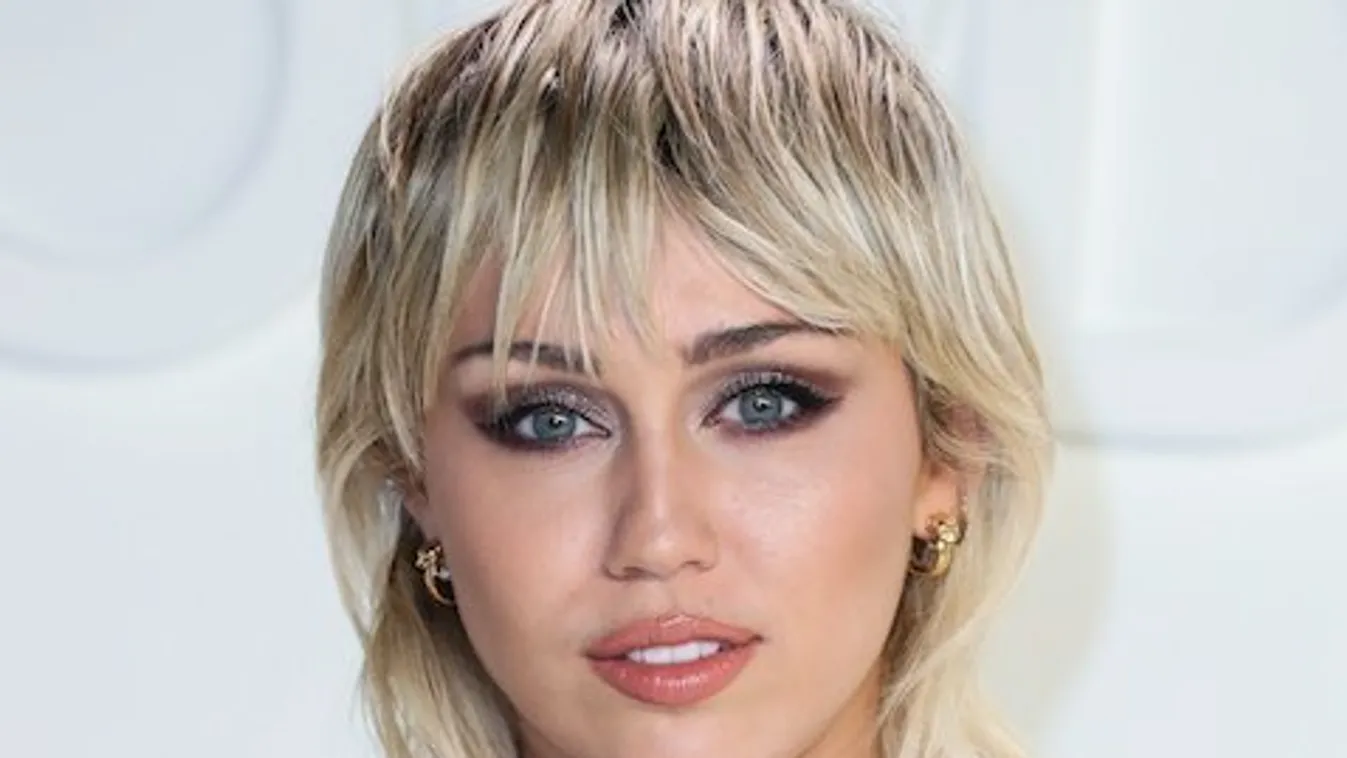 Miley Cyrus fürdőruhára vetkőzött – nála ez a visszafogott viselet