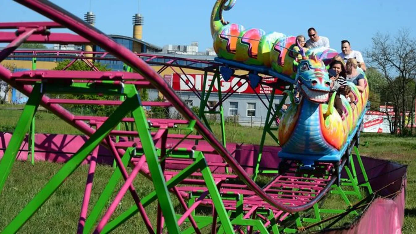 Maszkban is jó móka a vidámpark