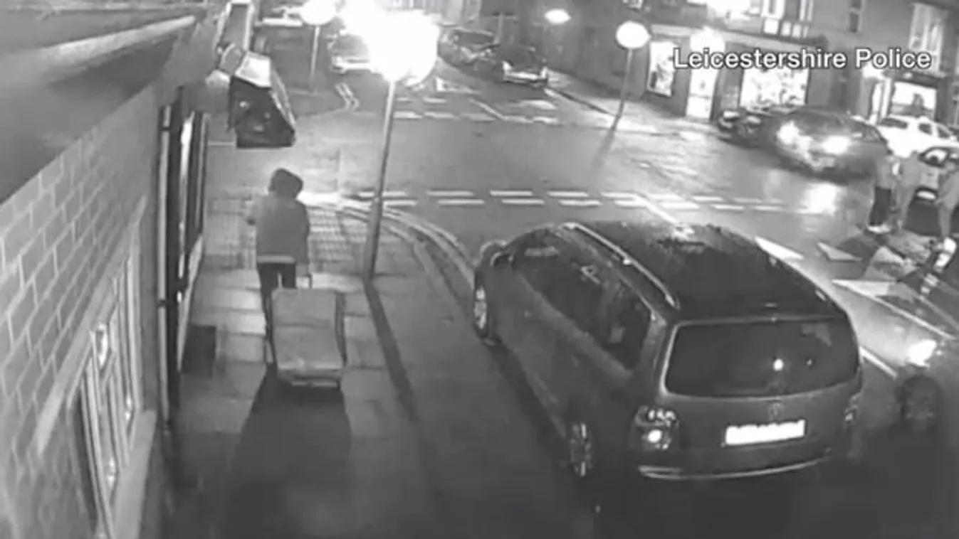 Videón, ahogy egy bőröndben cipeli volt feleségének a holttestét