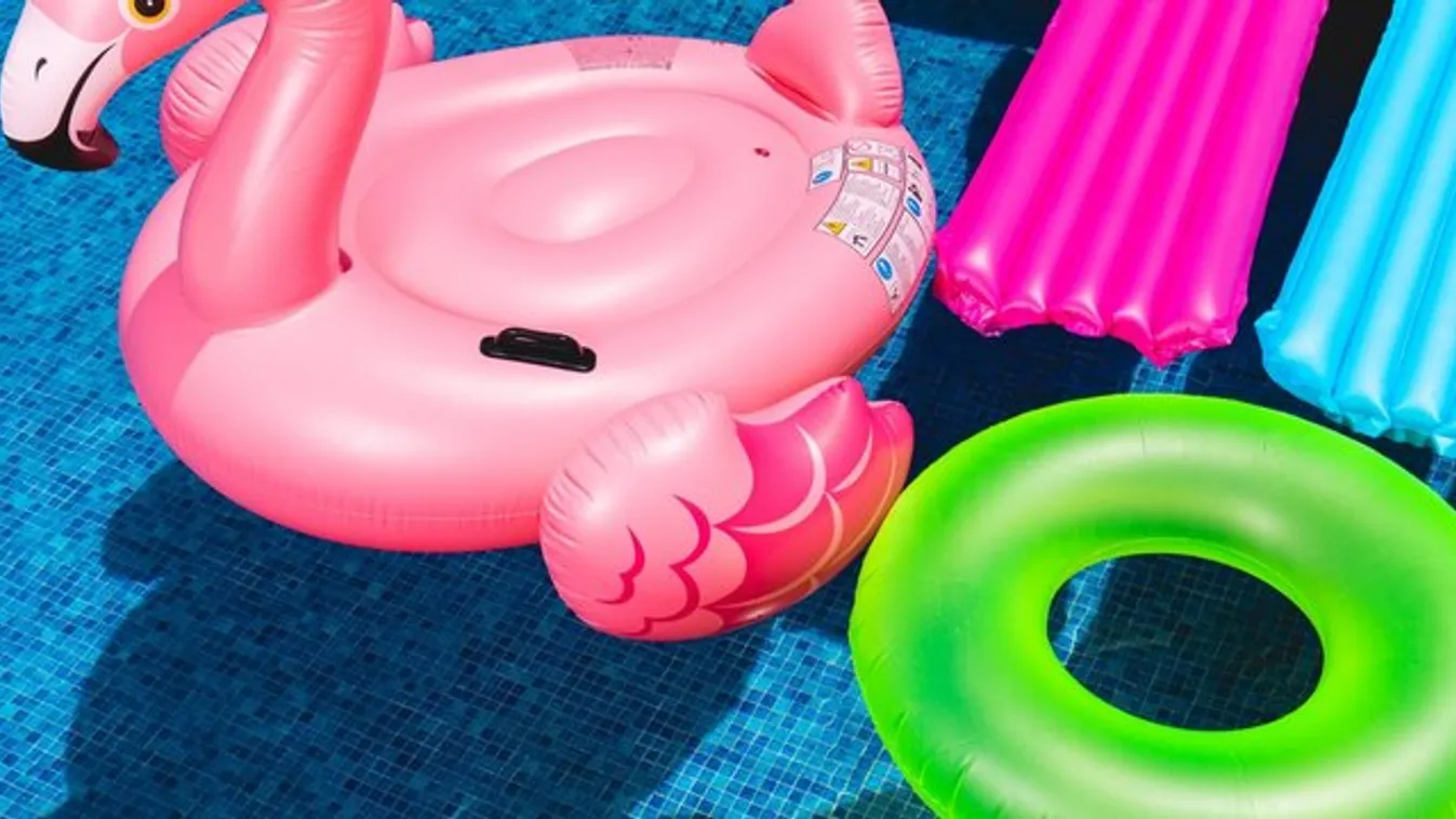 Hétfőn vége mindennek: a felfújható flamingók totyoghatnak a szekrény mélyére