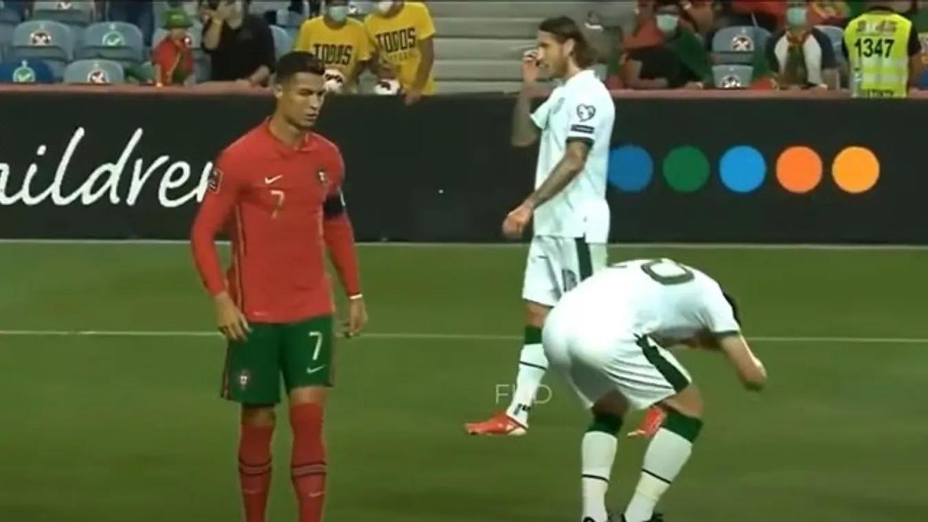 Kiállítás járt volna érte: Ronaldo lekevert egyet az ellenfél játékosának – videó