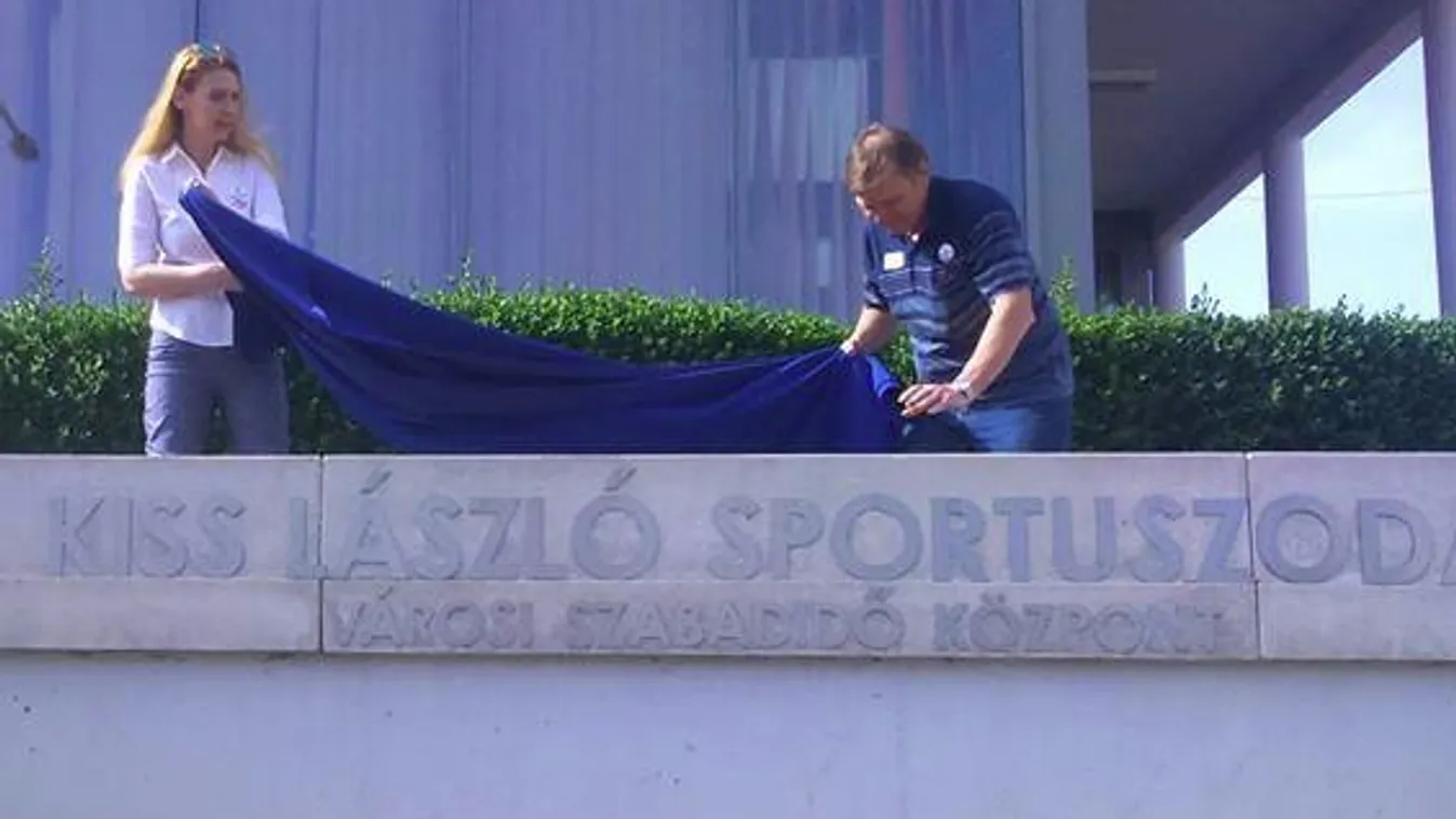 Letakarták Kiss László nevét a róla elnevezett uszodán