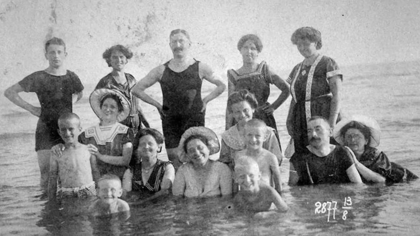 Városi legenda - Kövek tartották a víz alatt a nők fürdőruháját