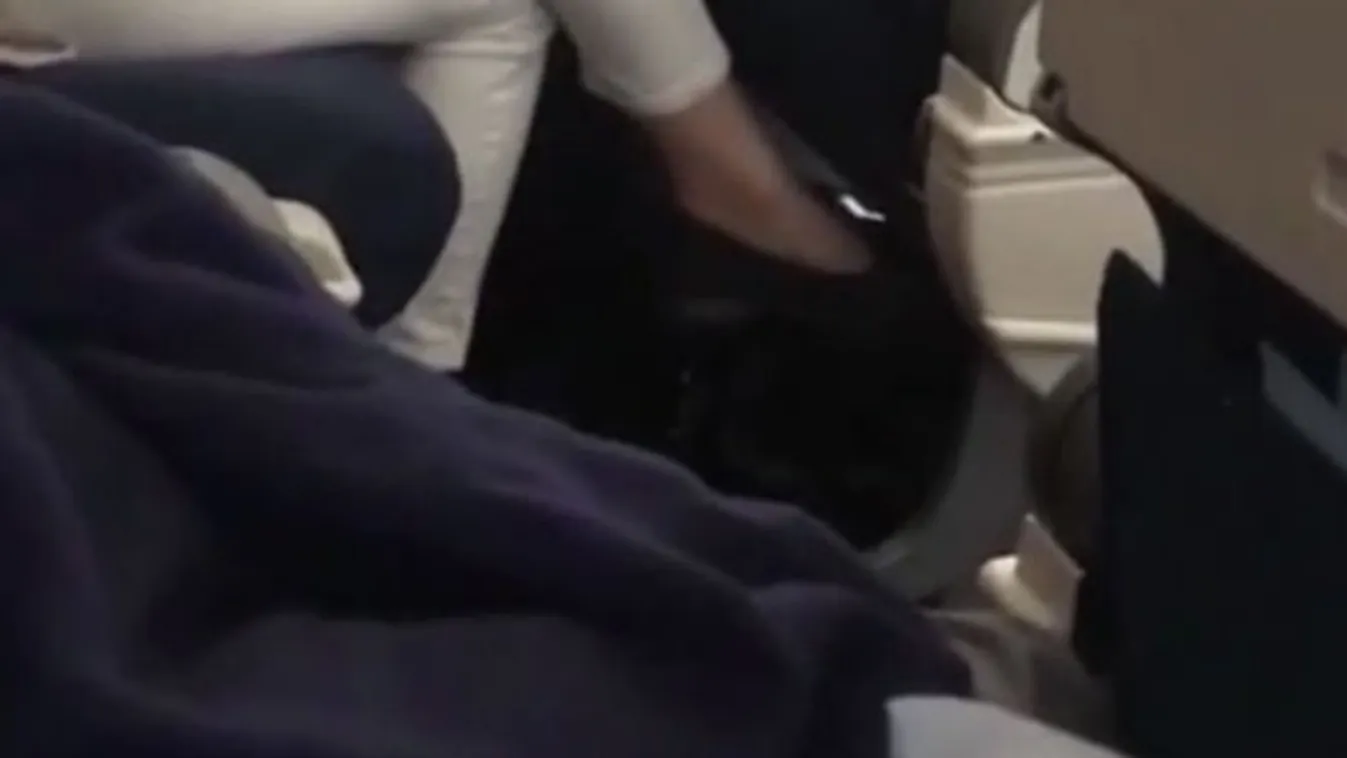 Kinevették a stewardessek az utast, aki arról panaszkodott, hogy egy férfi mellette kényezteti magát a repülőn