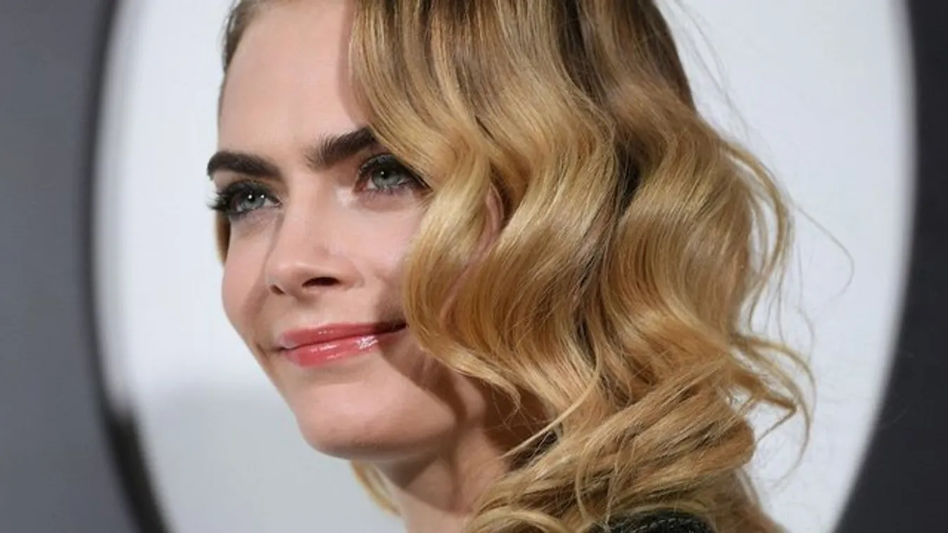 Ebből tiltás lesz: teljesen pucéran szelfizett Cara Delevingne – 18+ fotó