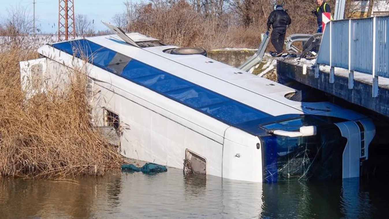 Csatornába borult a távolsági busz