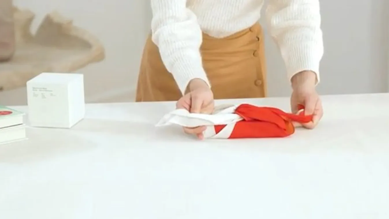 Bajlódik a karácsonyi ajándékok becsomagolásával? Ez a videó egy életre megoldja a problémát!