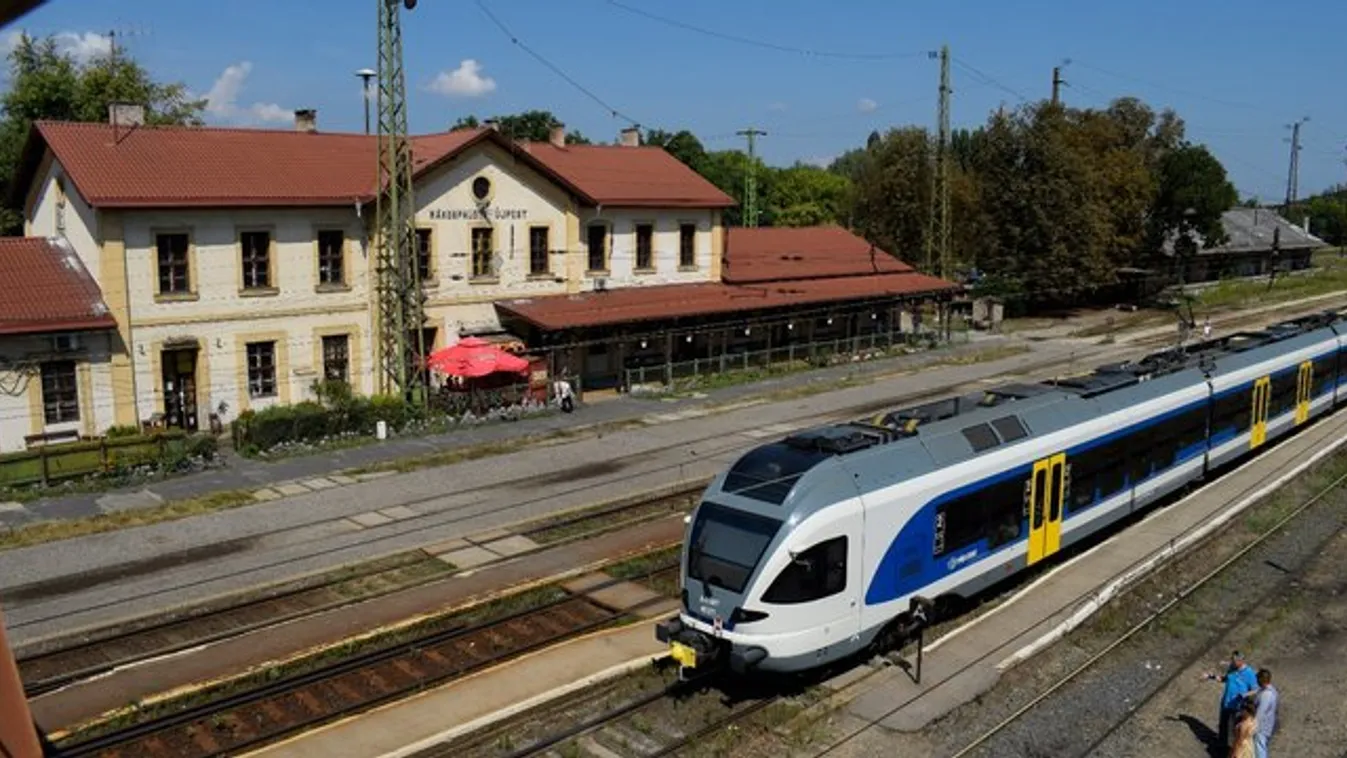 Ráhel és Krisztián jegyet vett a vonatról leszállított Marikának