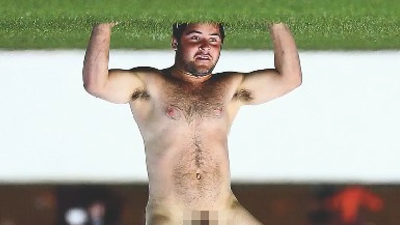 Egy szál zokniban állt tótágast a meccsen - 18+ fotó
