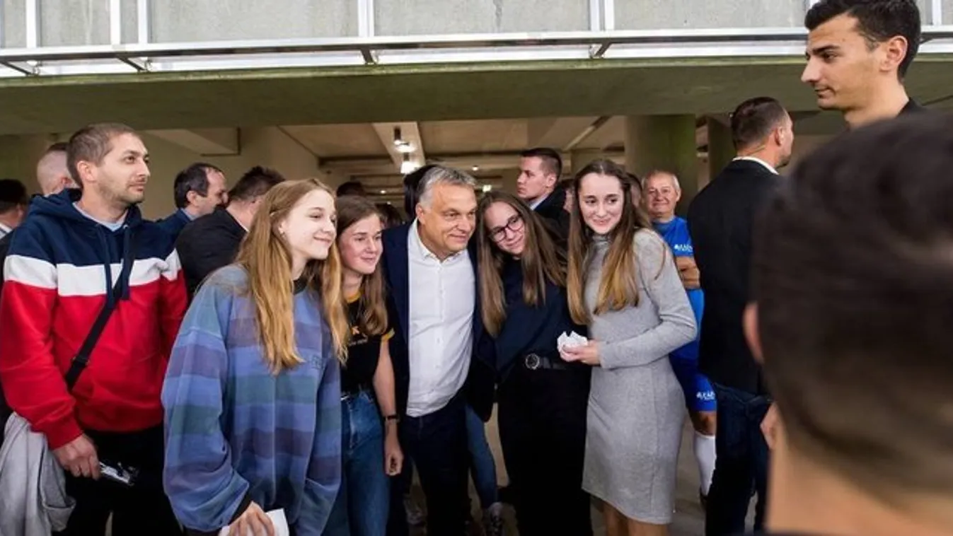 Orbán Viktor civilben a Puskás stadion nem hivatalos próbameccsén
