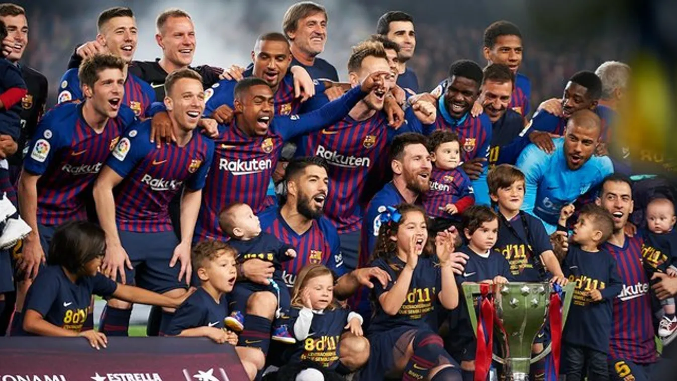 Gyerekeikkel ünnepeltek a Barca-focisták - Luis Suárez vállába beleharapott a saját fia
