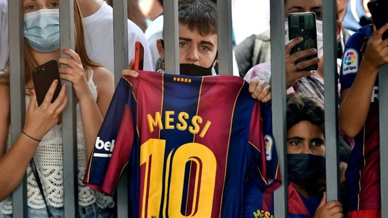 Zokogtak az utcán Messi miatt, ezrek búcsúztak könnyezve a legnagyobb kedvenctől - Fotók