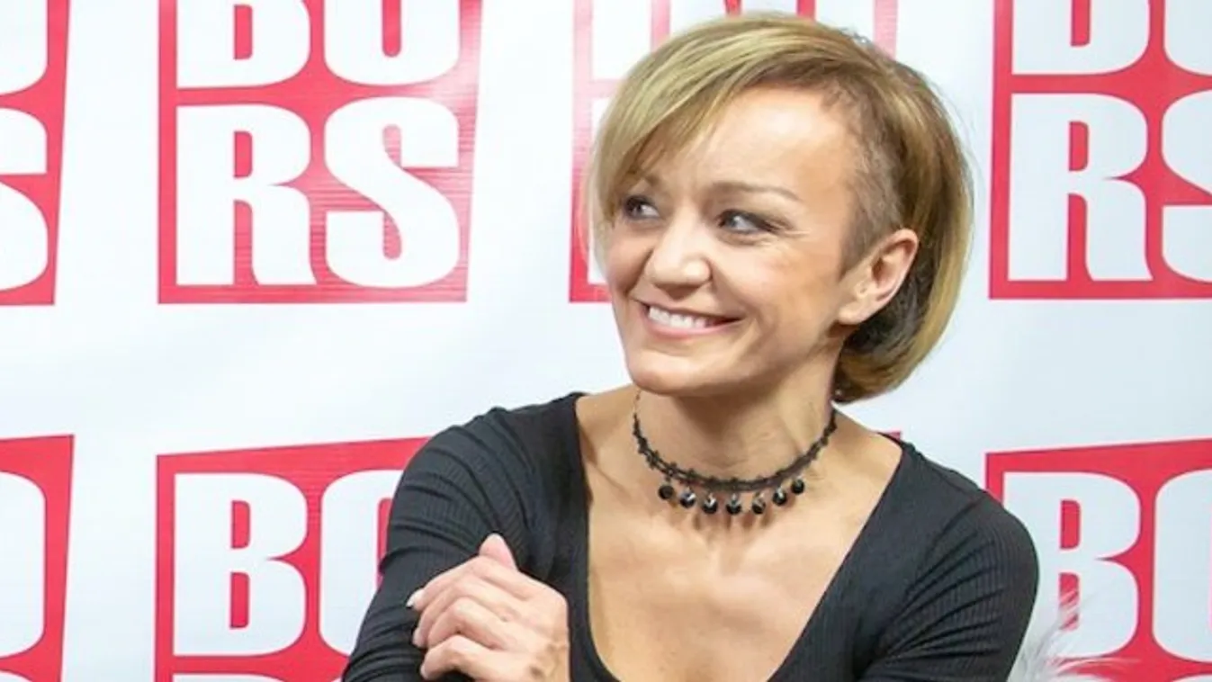 Poharazással kelti családját hajnalban Szandi
