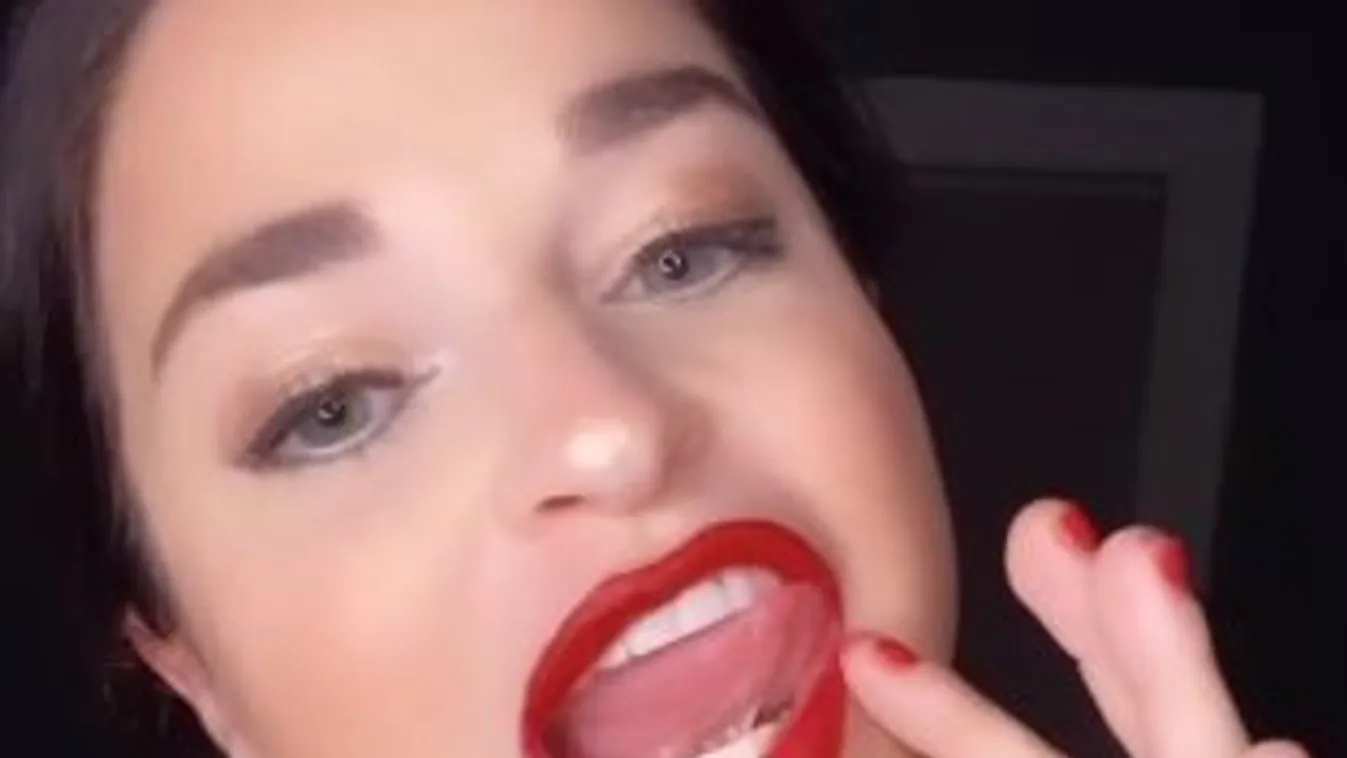 Azta! Szinte bármi befér a szexi TikTok-sztár gigantikus szájába – videó
