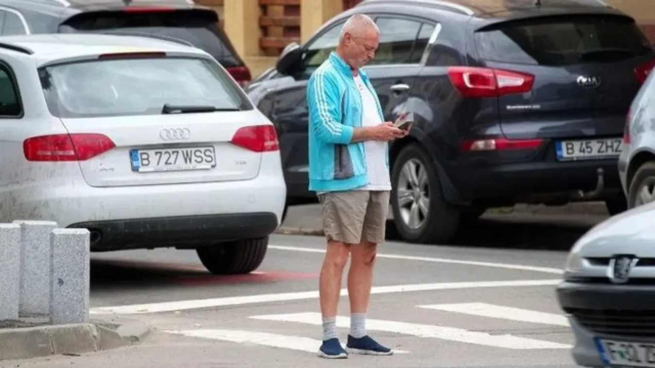 Hogy mi? Büntethetik azok a gyalogosokat, akik a zebrán a telefonjukat nyomkodják