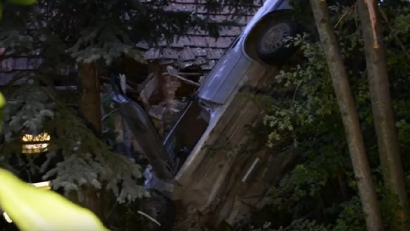 Budapesti háztetőn landolt egy autó, amelynek sofőrje meghalt - videó a mentésről
