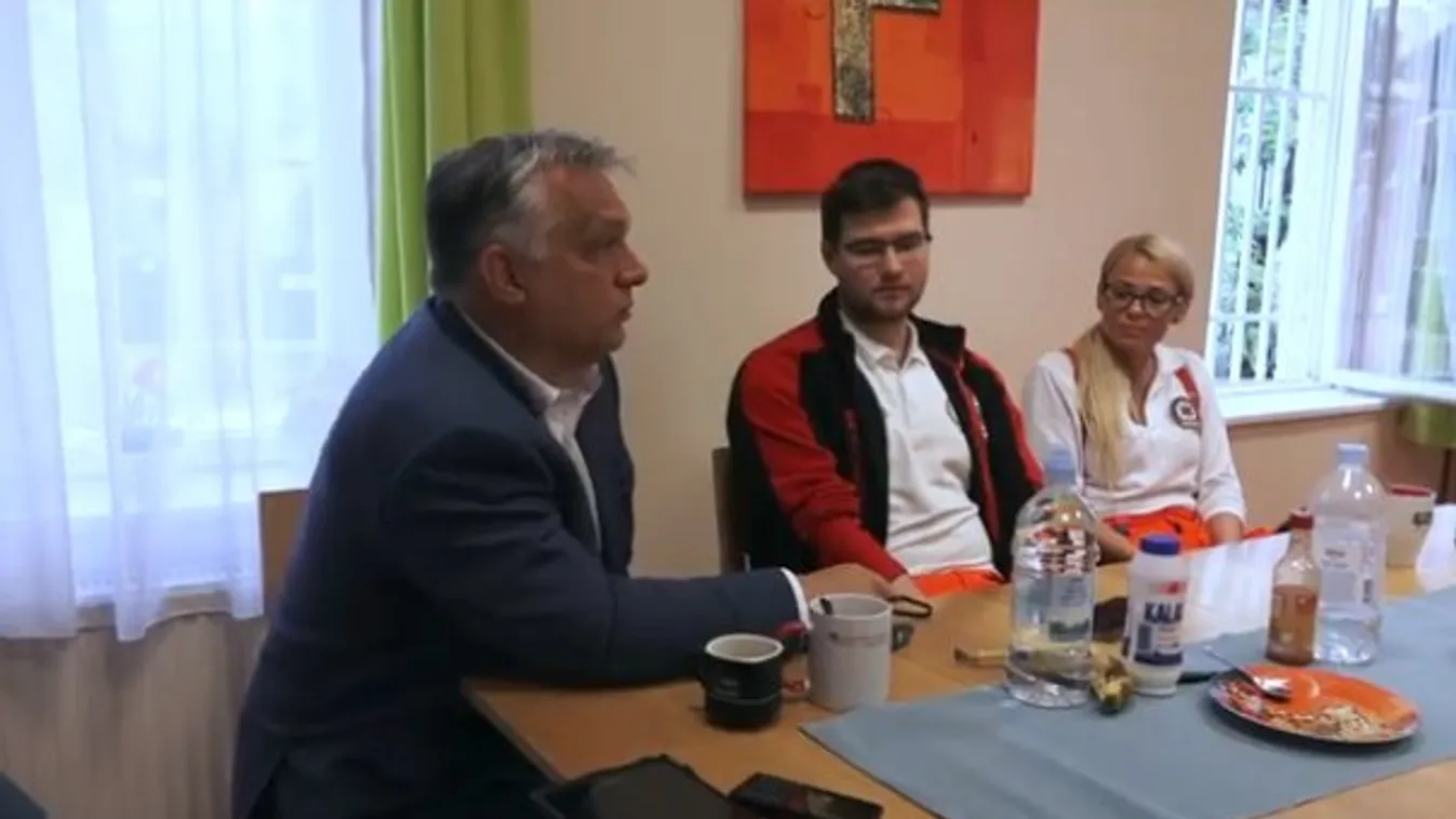 Mentősöknél tett váratlan látogatást Orbán Viktor
