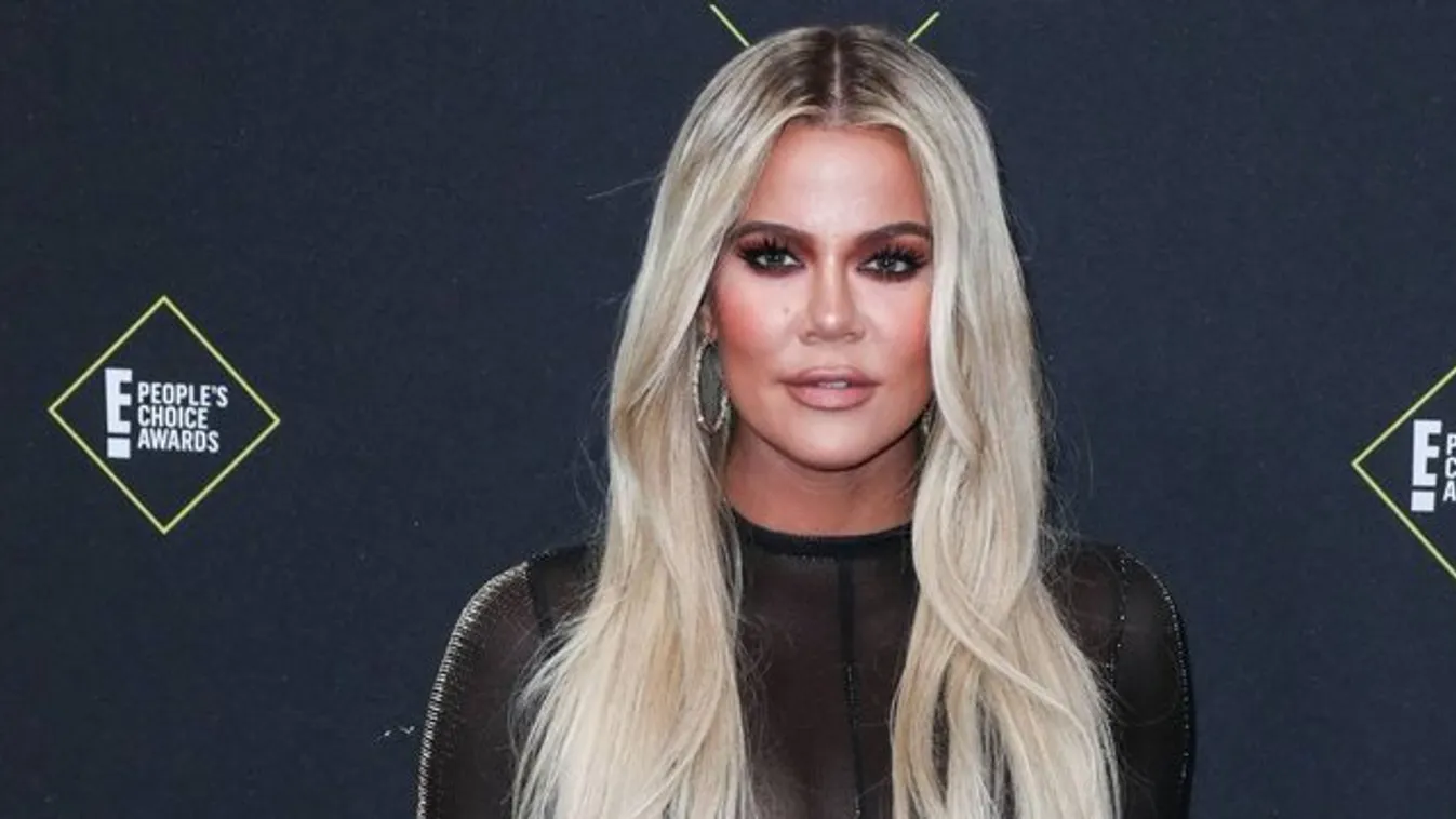 Félmeztelenül szexizik a Kardashian-lány – forró videó