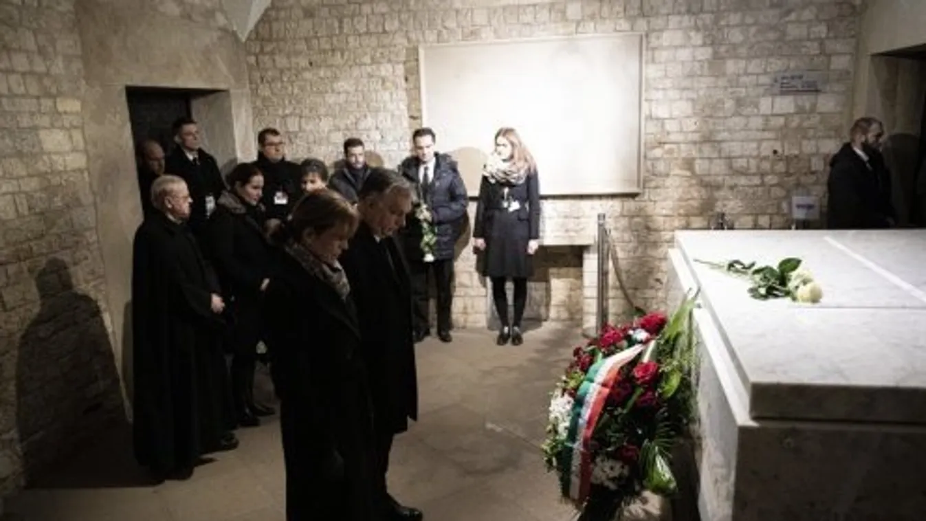 Orbán Viktor Krakkóban koszorúzott, Auschwitzban pedig gyertyával emlékezik az áldozatokra