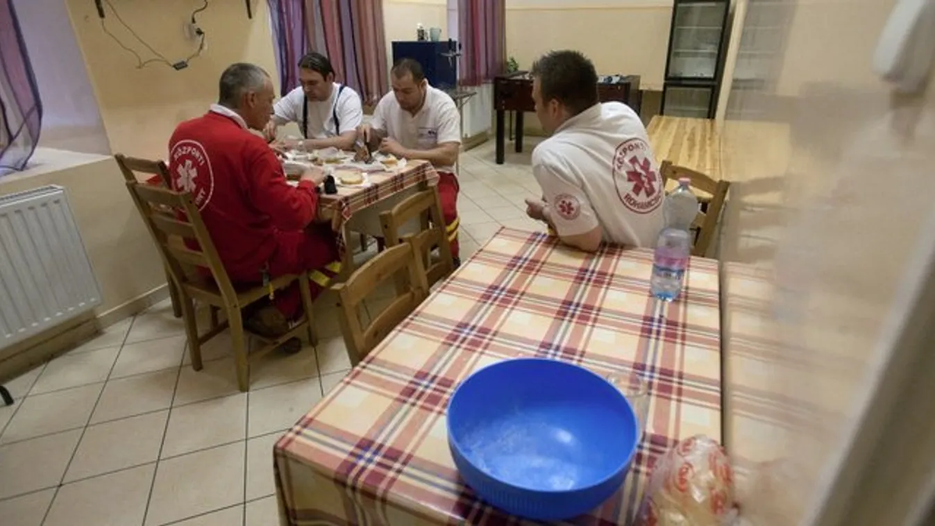 Megalázó! Elbújva kell enniük a mentősöknek a vizes vébén