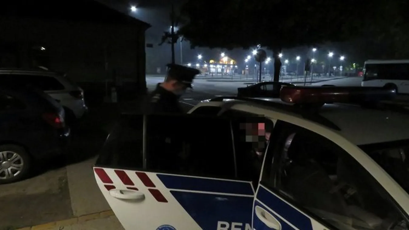 Vonatra szálltak a váci rendőrök, amikor belenéztek az egyik utas táskájába, azonnal kattant a bilincs